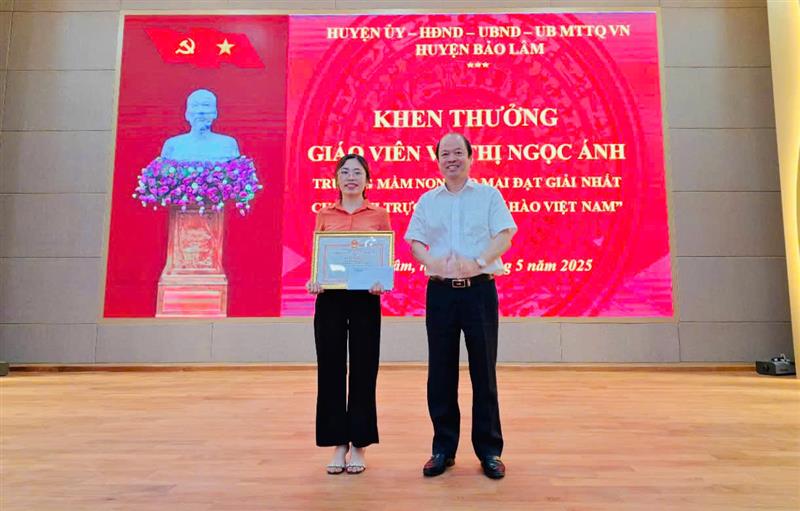Đồng chí Bí thư Huyện ủy Bảo Lâm trao giấy khen cho cô giáo Võ Thị Ngọc Ánh