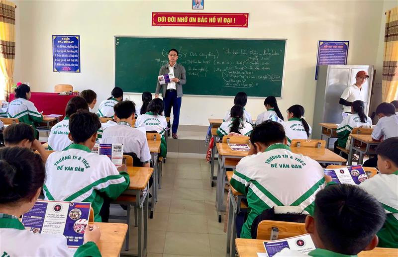 Ban tư vấn, hướng nghiệp trao đổi, lắng nghe tâm tư, nguyện vọng và định hướng tương lai cho các em