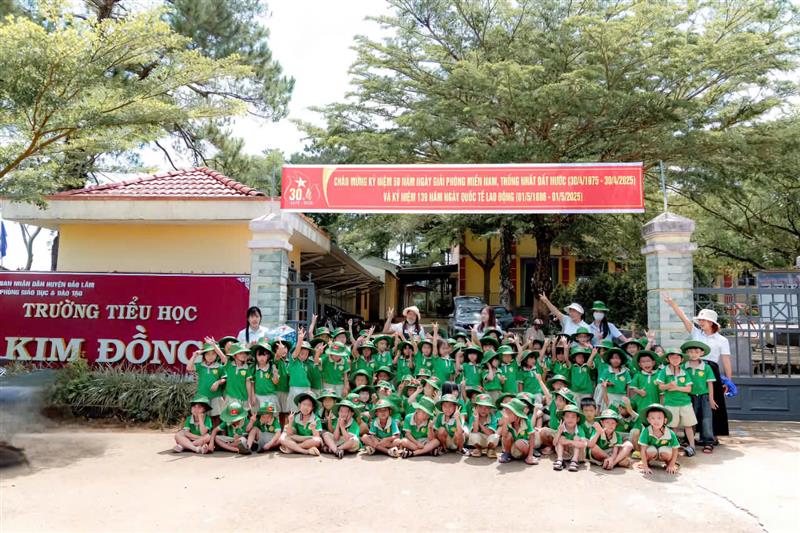 Các bé 5 tuổi tham quan trường tiểu học Tiểu học Kim Đồng -thị trấn Lộc Thắng