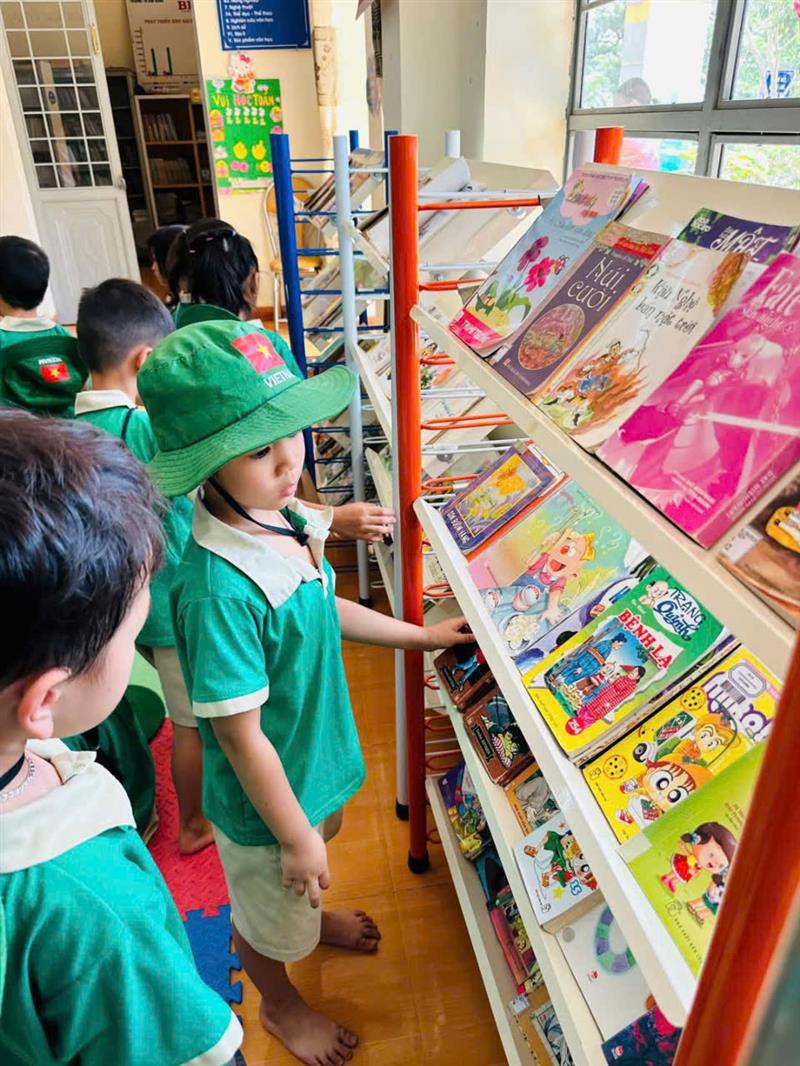 Các em được tham quan thư viện nhà trường