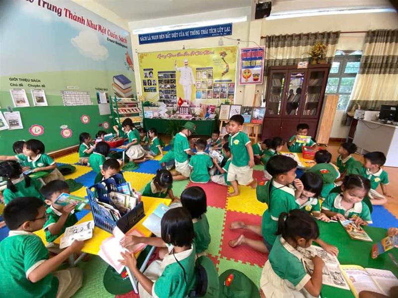 Các em được tham quan thư viện nhà trường