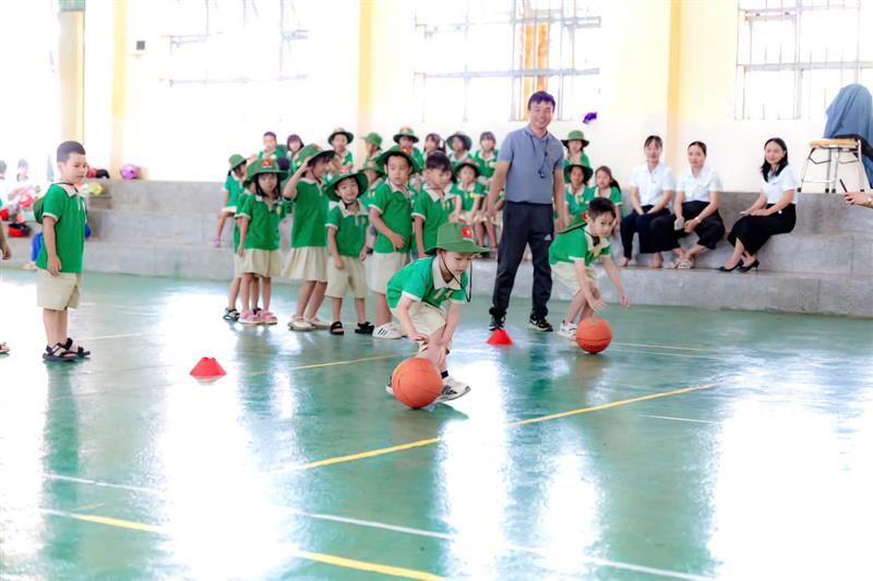 Các bé được trải nghiệm các môn thể thao cùng thầy giáo trường tiểu học