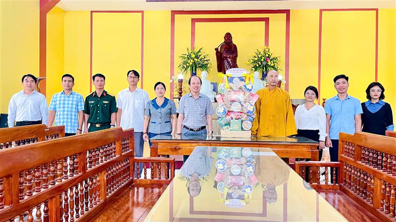 Đoàn đến thăm Thiền viện Linh Sơn (xã Lộc Thành)