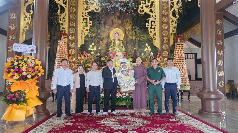 Đồng chí Nguyễn Đình Bình - Chủ tịch UBMTTQVN huyện cùng đoàn thăm và chúc mừng chùa Hoa Nghiêm tại thị trấn Lộc Thắng