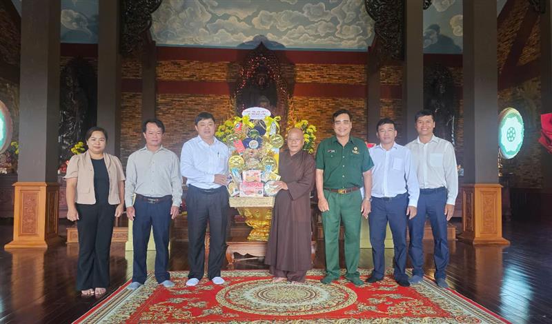 Đồng chí Nguyễn Đình Bình - Chủ tịch UBMTTQVN huyện cùng đoàn thăm và chúc mừng chùa Dì Đà tại xã Lộc Tân