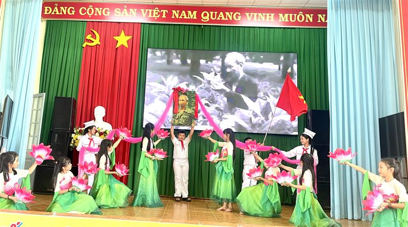 Văn nghệ chào mừng Hội nghị tổng kết 10 năm thực hiện Chỉ thị số 05 - CT/TW