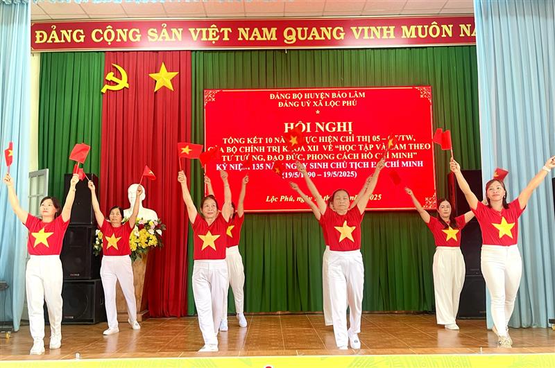 Văn nghệ chào mừng Hội nghị tổng kết 10 năm thực hiện Chỉ thị số 05 - CT/TW