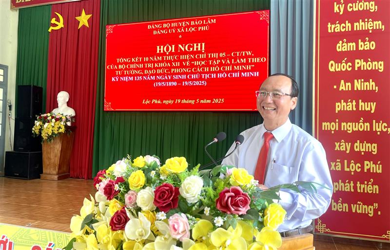 Đồng chí Bùi Xuân Quý - UVBTV huyện ủy - Phó Chủ tịch HĐND huyện phát biểu tại hội nghị