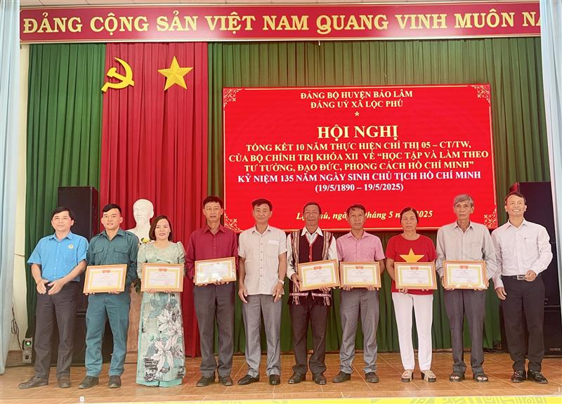        Các tập thể, cá nhân được tuyên dương, khen thưởng 