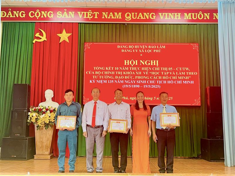 Đồng chí Bùi Xuân Quý - UVBTV - Phó Chủ tịch HĐND huyện và Đồng chí Võ Thị Viết Kha tặng giấy khen cho các tập thể điển hình
