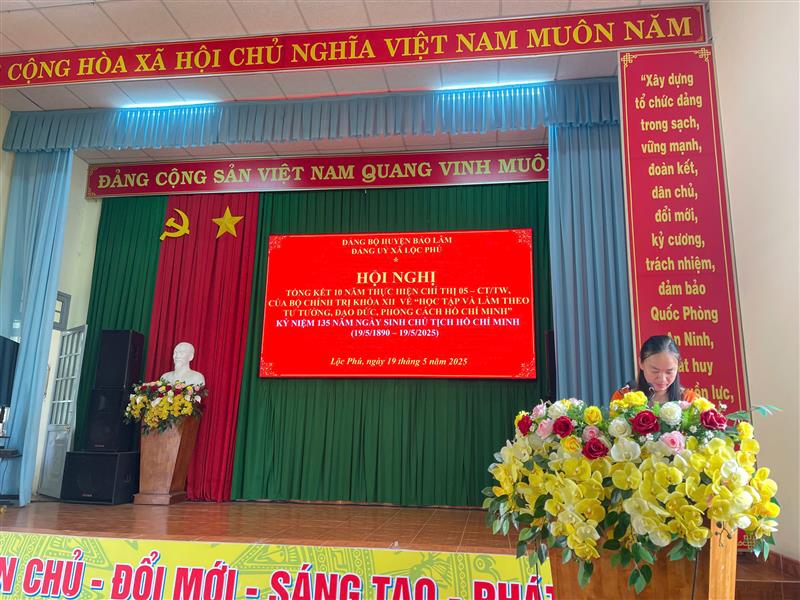 Đồng chí Võ Thị Viết Kha - HUV - Bí thư đảng ủy xã phát biểu khai mạc Hội nghị
