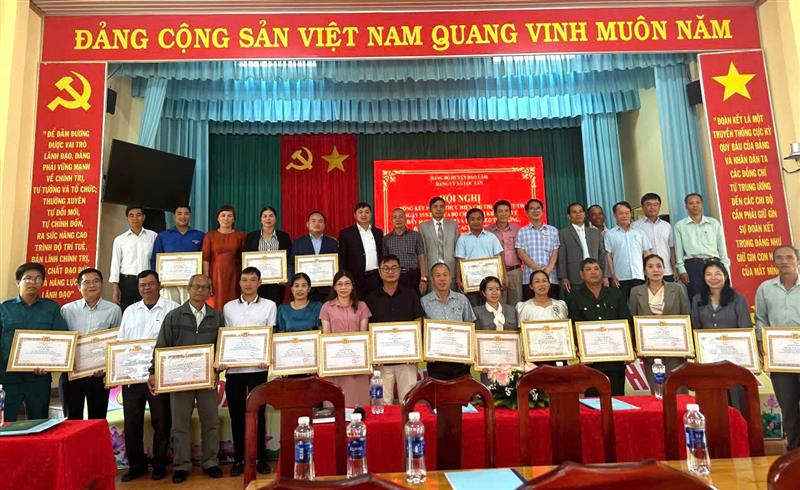 Biểu dương, khen thưởng cho các tập thể và cá nhân có thành tích xuất sắc trong học tập và làm theo tư tưởng, đạo đức, phong cách Hồ Chí Minh giai đoạn 2016 - 2025