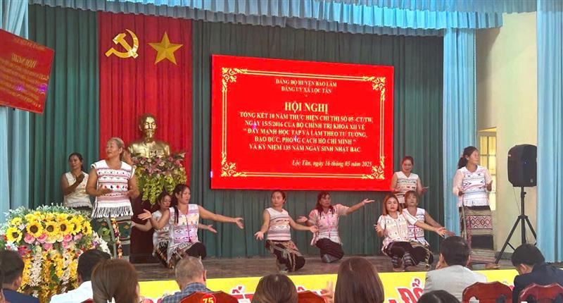 Văn nghệ chào mừng Hội nghị tổng kết 10 năm thực hiện Chỉ thị số 05 - CT/TW
