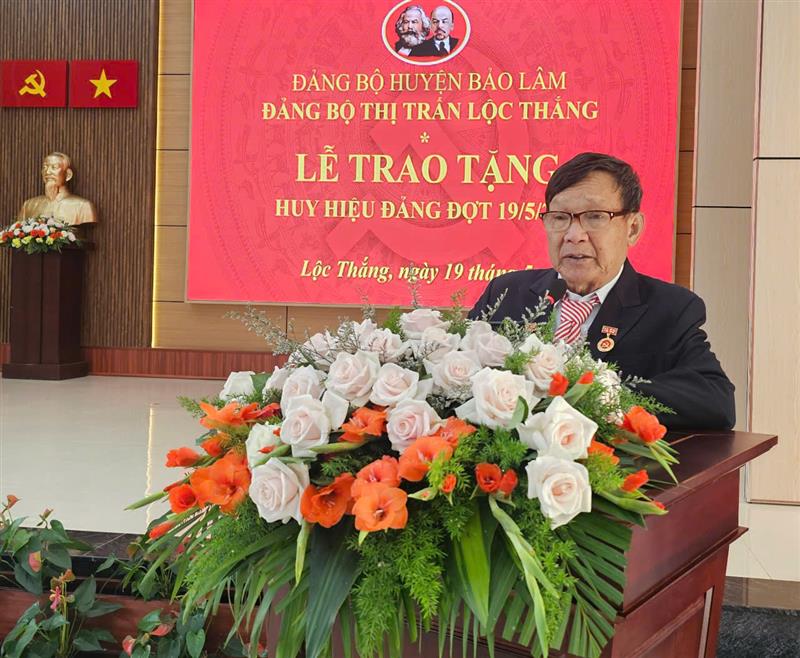 Đồng chí Hồ Sỹ Cương đảng viên 55 năm tuổi Đảng đại diện đảng viên được nhận huy hiệu Đảng đã bày tỏ sự xúc động, biết ơn khi được nhận huy hiệu Đảng
