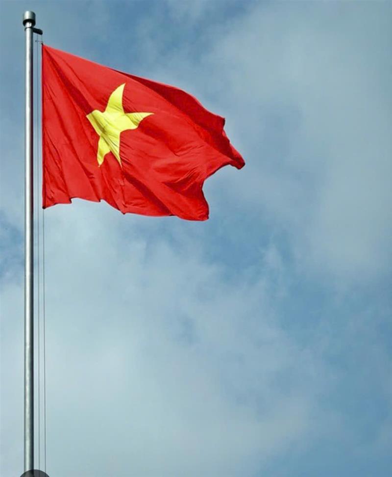 Lá Cờ đỏ sao vàng tung bay, nổi bật trên bầu trời Bảo Lâm