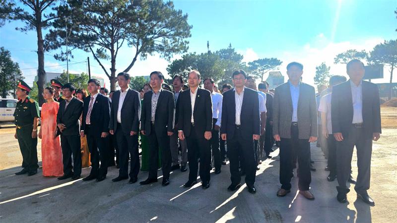 Đại biểu xúc động hát quốc ca và làm lễ thượng cờ