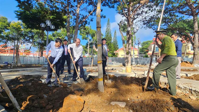 Lãnh đạo huyện trồng cây xanh tại khuôn viên Công viên thanh niên huyện