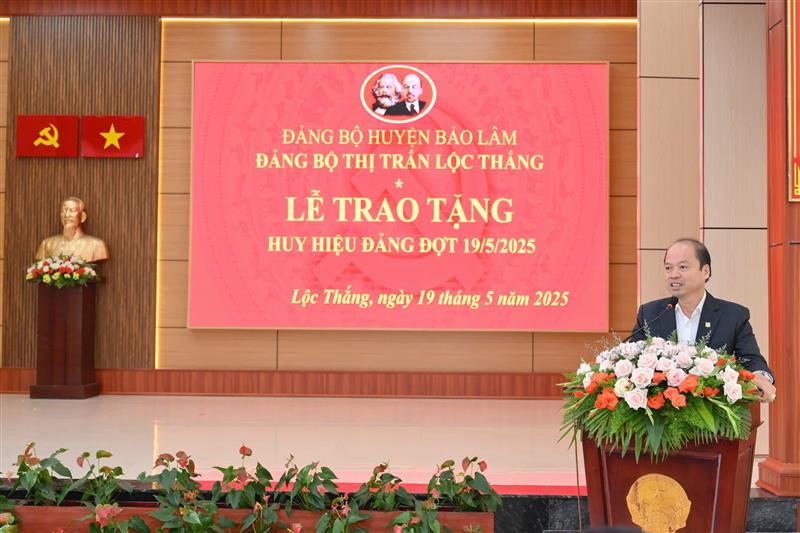 Đồng chí Nguyễn Viết Vân- TUV, Bí thư Huyện ủy phát biểu tại buổi lễ