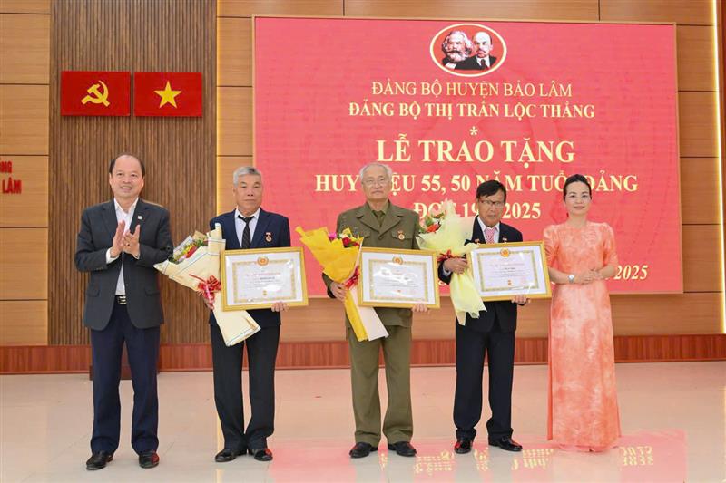 Lãnh đạo huyện Bảo Lâm trao Huy hiệu Đảng cho các đảng viên