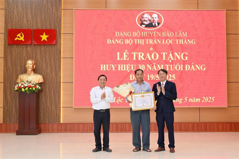 Lãnh đạo huyện Bảo Lâm trao Huy hiệu Đảng cho các đảng viên