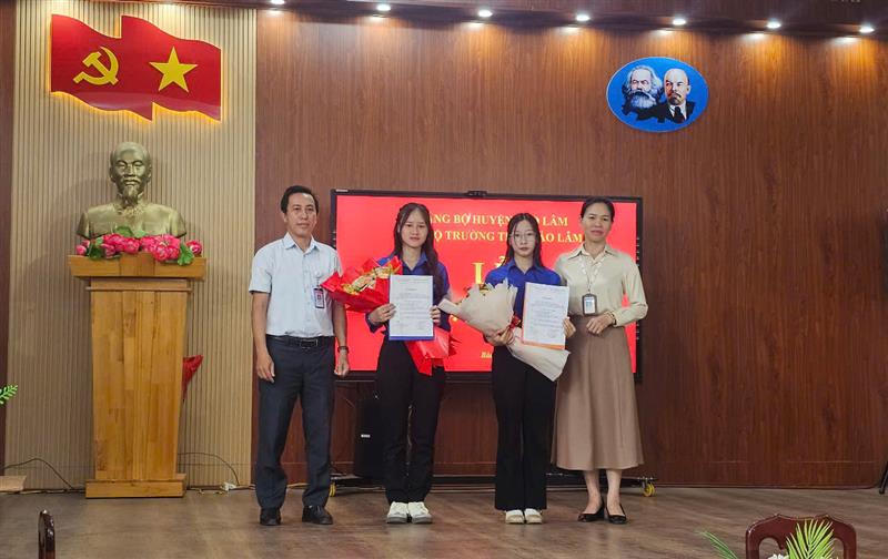 Chi bộ trao quyết định của Ban thường vụ Huyện ủy cho 2 học sinh
