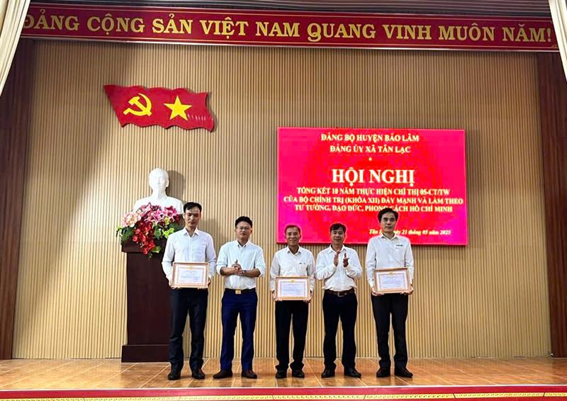 Biểu dương, khen thưởng cho các tập thể và cá nhân có thành tích xuất sắc trong học tập và làm theo tư tưởng, đạo đức, phong cách Hồ Chí Minh giai đoạn 2016 - 2025