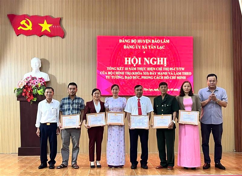 Biểu dương, khen thưởng cho các tập thể và cá nhân có thành tích xuất sắc trong học tập và làm theo tư tưởng, đạo đức, phong cách Hồ Chí Minh giai đoạn 2016 - 2025
