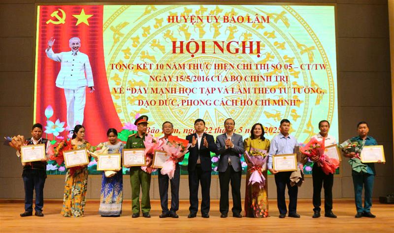 Huyện khen thưởng cho các cá nhân, tập thể đã có thành tích xuất sắc trong giai đoạn 2020-2025