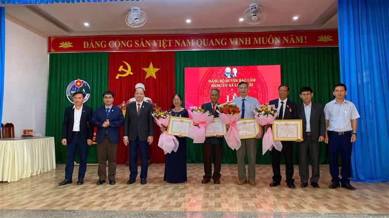Lãnh đạo Huyện ủy và Đảng ủy xã Lộc Ngãi chụp hình lưu niệm với các đồng chí đảng viên