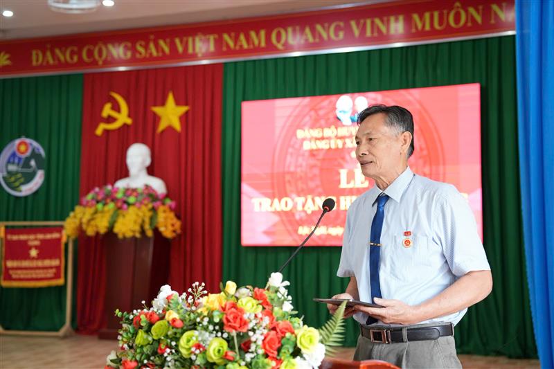Đại diện các đảng viên nhận Huy hiệu Đảng phát biểu tại buổi lễ