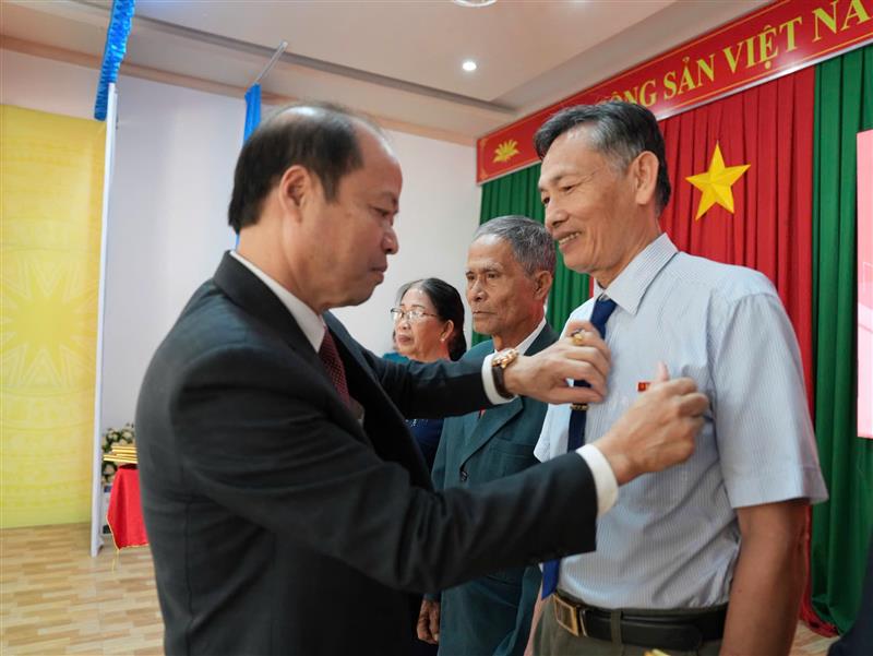 Đồng chí Nguyễn Viết Vân, TUV, Bí thư Huyện ủy Bảo Lâm trao huy hiệu Đảng và tặng hoa chúc mừng các đồng chí đảng viên