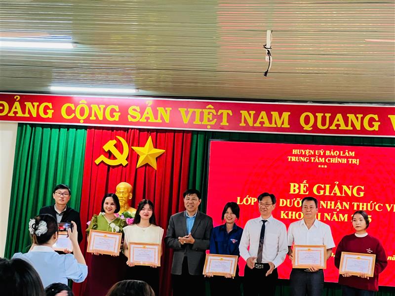 Đồng Hoàng Ngọc Khuyên - Uỷ viên BTV, trưởng Ban Tuyên giáo và Dân vận, Giám đốc Trung tâm Chính trị và đồng chí Phạm Song Hào - Phó Giám đốc Trung tâm Chính trị trao giấy khen cho các học viên xuất sắc