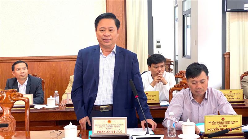 Các đại biểu thảo luận, đóng góp ý kiến tại kỳ họp