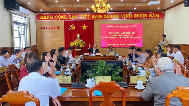 Các đại biểu biểu quyết thông qua nghị quyết tại kỳ họp