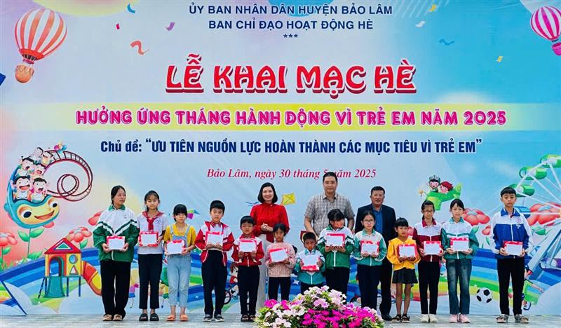 Trao học bổng “Thắp sáng ước mơ thiếu nhi Bảo Lâm” cho các em học sinh vượt khó học giỏi trên địa bàn huyện
