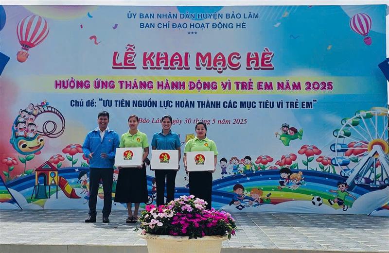 Hội đồng đội huyện Bảo Lâm đã trao 270 khăn quàng đỏ cho đội viên vùng dân tộc thiểu số