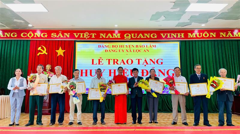 Trao khen thưởng cho tập thể, cá nhân trong thực hiện Chỉ thị 05