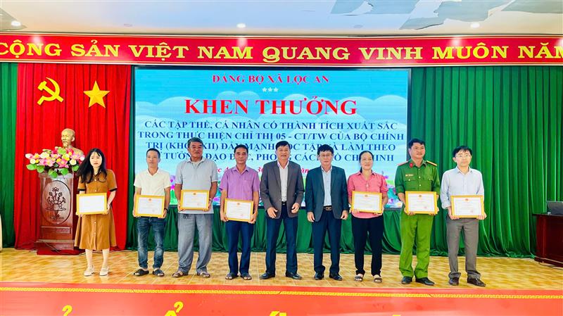 Trao khen thưởng cho tập thể, cá nhân trong thực hiện Chỉ thị 05