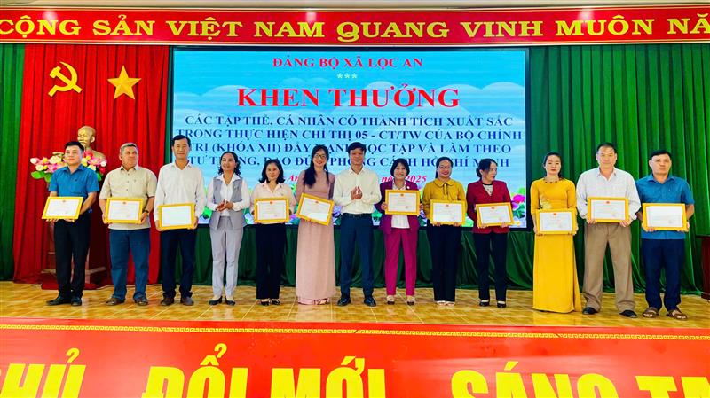 Trao khen thưởng cho tập thể, cá nhân trong thực hiện Chỉ thị 05