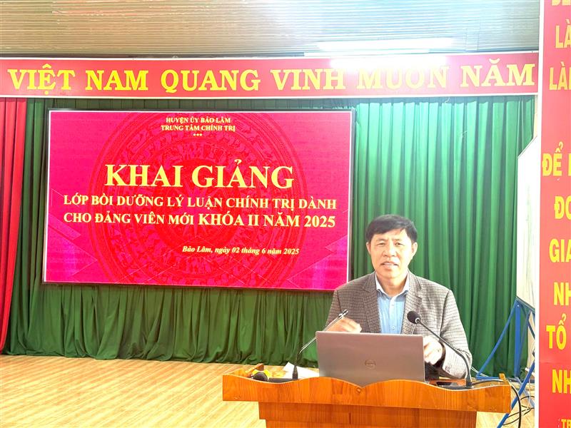 Đồng chí Hoàng Ngọc Khuyên - Uỷ viên Ban Thường vụ Huyện uỷ, Trưởng Ban Tuyên giáo và Dân vận, Giám đốc Trung tâm Chính trị huyện phát biểu chỉ đạo tại buổi lễ
