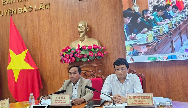 Đồng chí K’Lình- Phó Bí thư Thường trực Huyện ủy- Chủ tịch HĐND huyện, đồng chí Trương Hoài Minh- Phó Bí thư Huyện ủy- Chủ tịch UBND huyện tham dự hội nghị