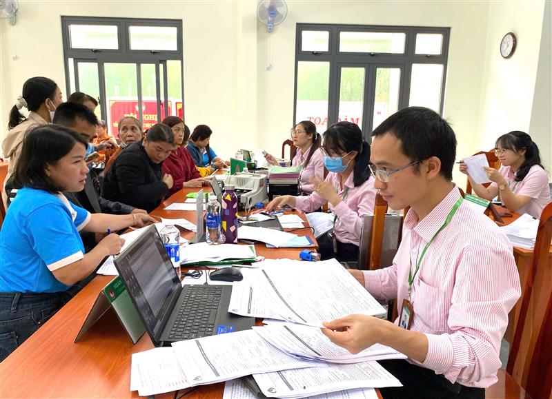 Ngân hàng Chính sách Xã hội huyện Bảo Lâm giải ngân cho vay tại các điểm giao dịch ở các xã, thị trấn