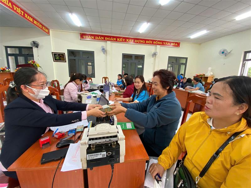 Ngân hàng Chính sách Xã hội huyện Bảo Lâm giải ngân cho vay tại các điểm giao dịch ở các xã, thị trấn