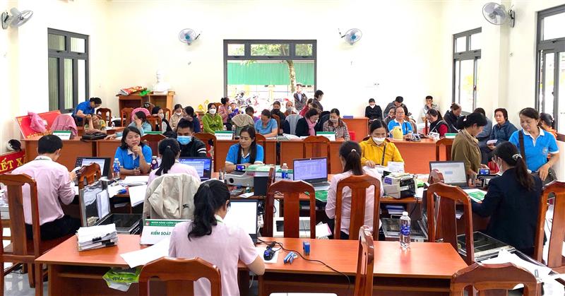 Ngân hàng Chính sách Xã hội huyện Bảo Lâm giải ngân cho vay tại các điểm giao dịch ở các xã, thị trấn