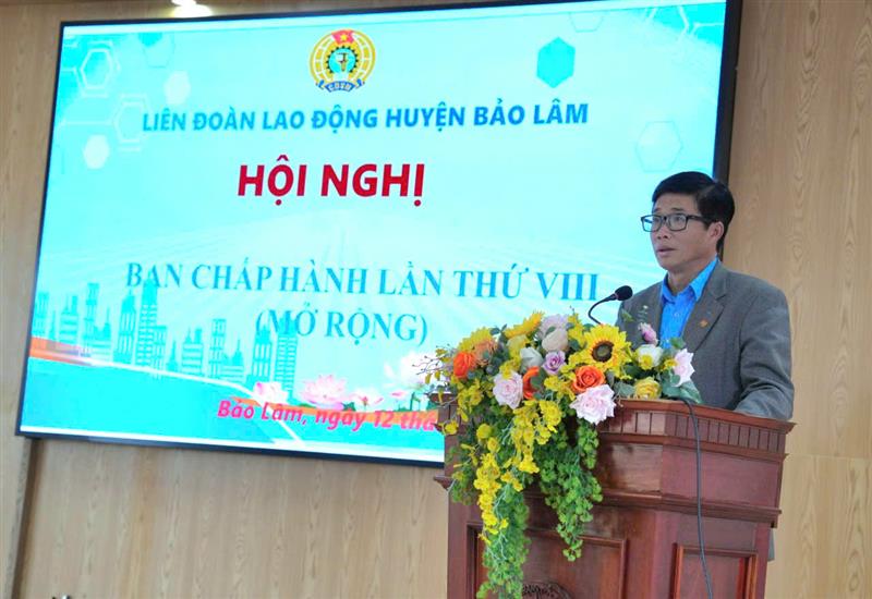 Đồng chí Lê Ngọc Phúc- Phó chủ tịch thường trực LĐLĐ tỉnh Lâm Đồng phát biểu tại hội nghị