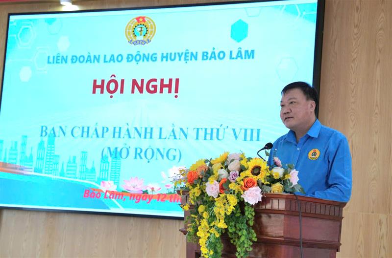 Đồng chí Trần Tô Nhân- Chủ tịch Liên đoàn lao động huyện phát biểu tại hội nghị