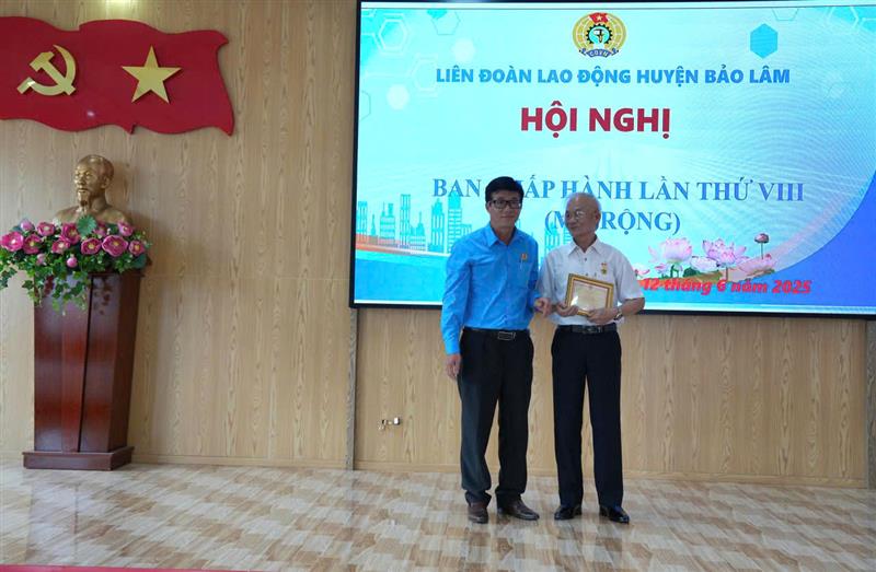 LTrao  kỷ niệm chương “Vì sự nghiệp xây dựng tổ chức Công đoàn” của Tổng Liên đoàn lao động Việt Nam