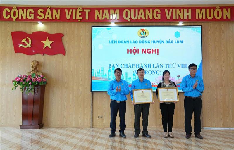 Trao  kỷ niệm chương “Vì sự nghiệp xây dựng tổ chức Công đoàn” của Tổng Liên đoàn lao động Việt Nam