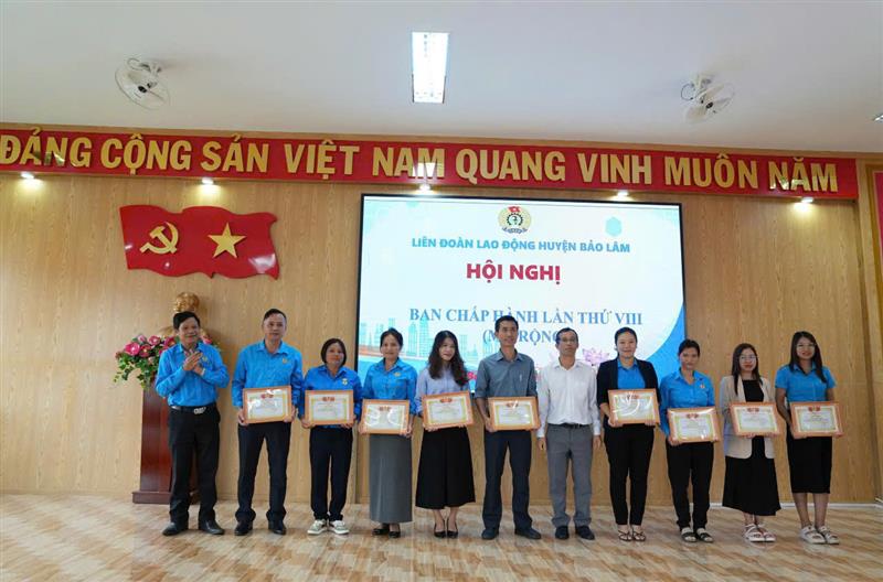 khen thưởng cho các cá nhân tập thể có nhiều thành tích trong công tác công đoàn