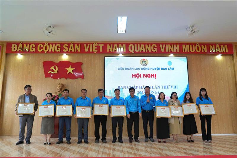 khen thưởng cho các cá nhân tập thể có nhiều thành tích trong công tác công đoàn